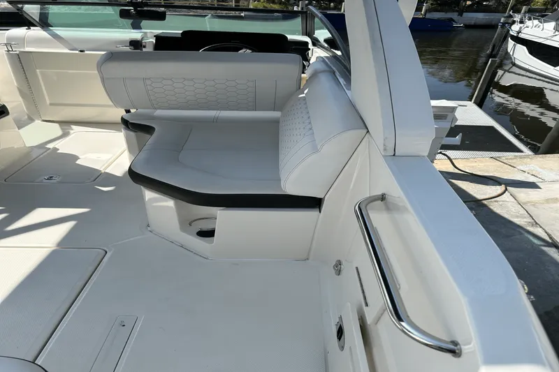 Slide: The Image of Sea Ray 250 SDX OUTBOARD 2019 - 16