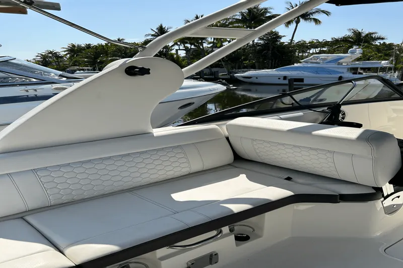 Slide: The Image of Sea Ray 250 SDX OUTBOARD 2019 - 17