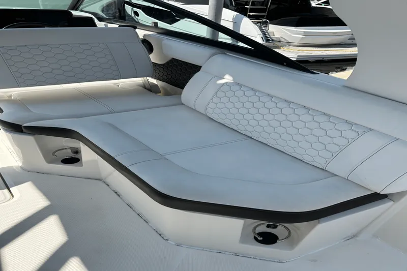 Slide: The Image of Sea Ray 250 SDX OUTBOARD 2019 - 20