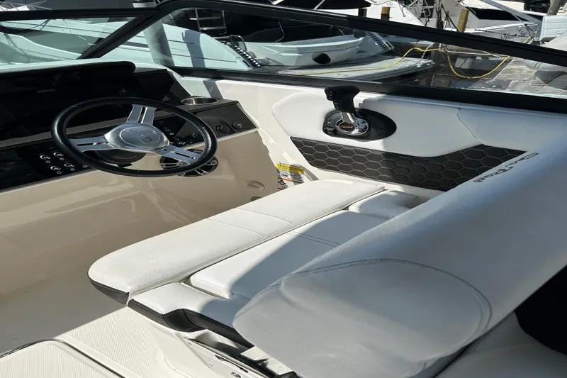 Slide: The Image of Sea Ray 250 SDX OUTBOARD 2019 - 21