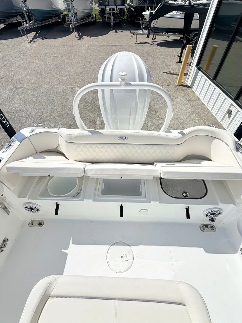 Slide: The Image of Sea Hunt Ultra 255SE 2026 - 14