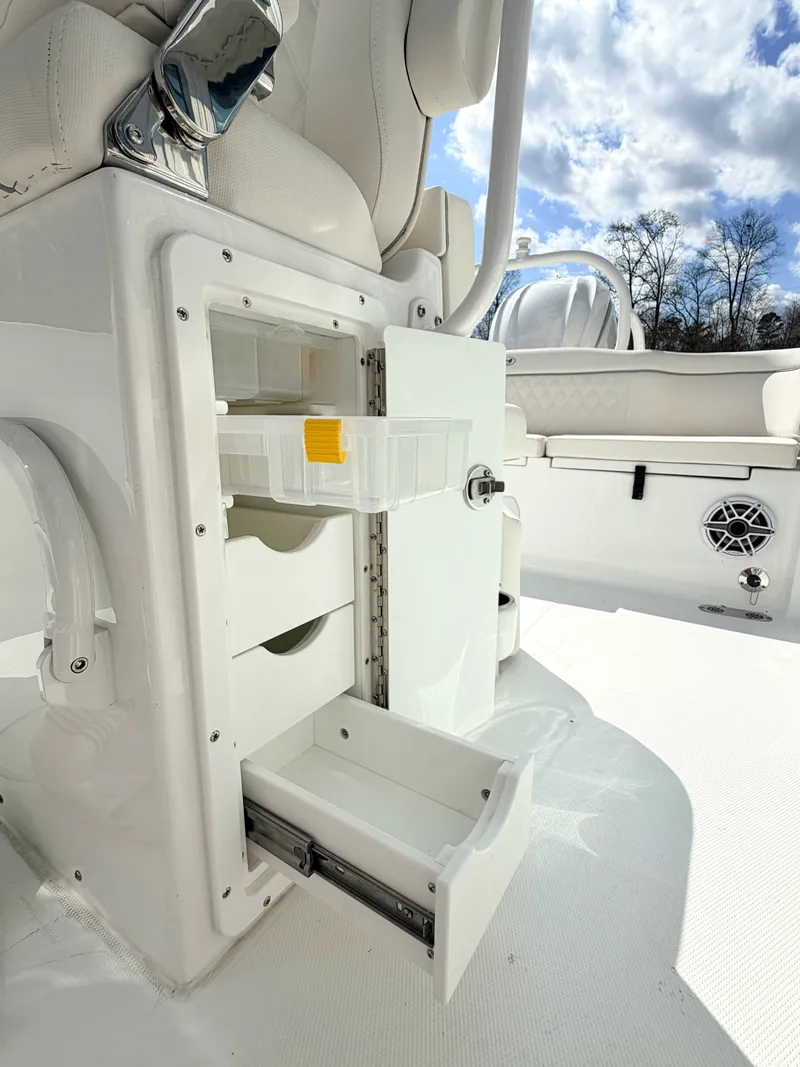 Slide: The Image of Sea Hunt Ultra 255SE 2026 - 16