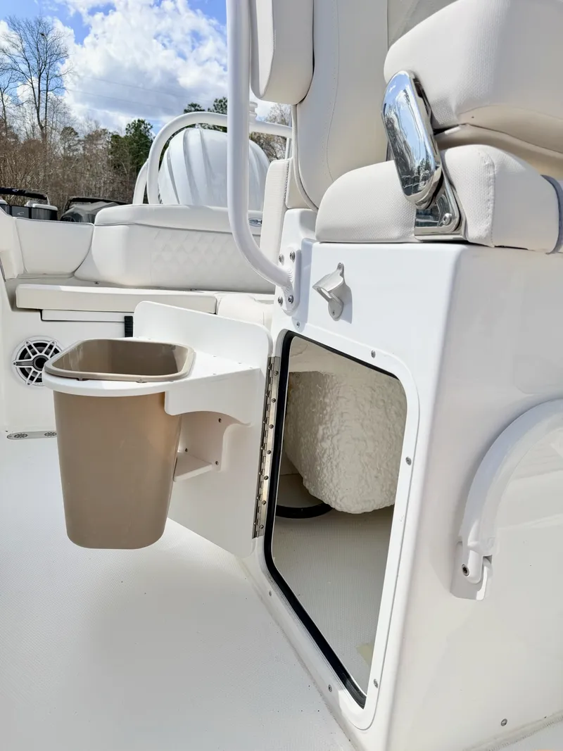 Slide: The Image of Sea Hunt Ultra 255SE 2026 - 17