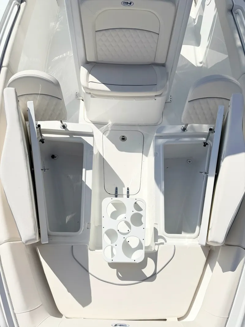 Slide: The Image of Sea Hunt Ultra 255SE 2026 - 26