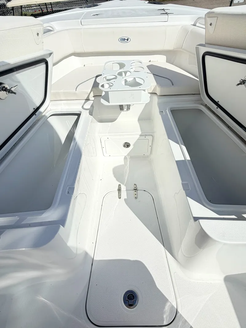 Slide: The Image of Sea Hunt Ultra 255SE 2026 - 27