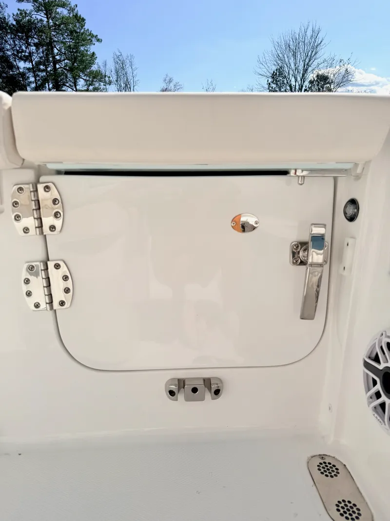 Slide: The Image of Sea Hunt Ultra 255SE 2026 - 5