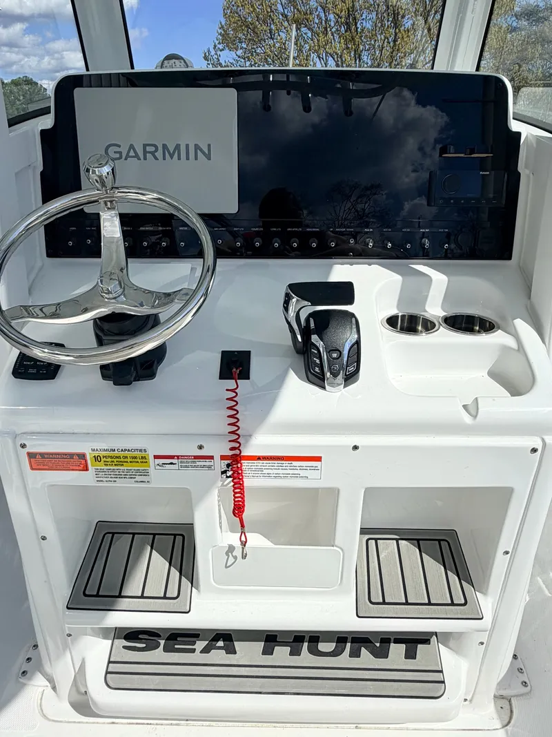 Slide: The Image of Sea Hunt Ultra 255SE 2026 - 8