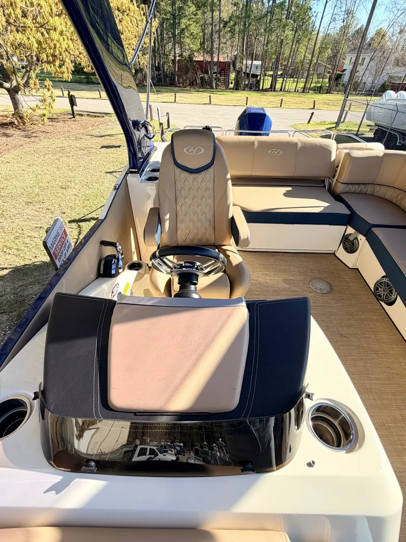 Slide: The Image of Harris Crowne S 250 2021 - 12