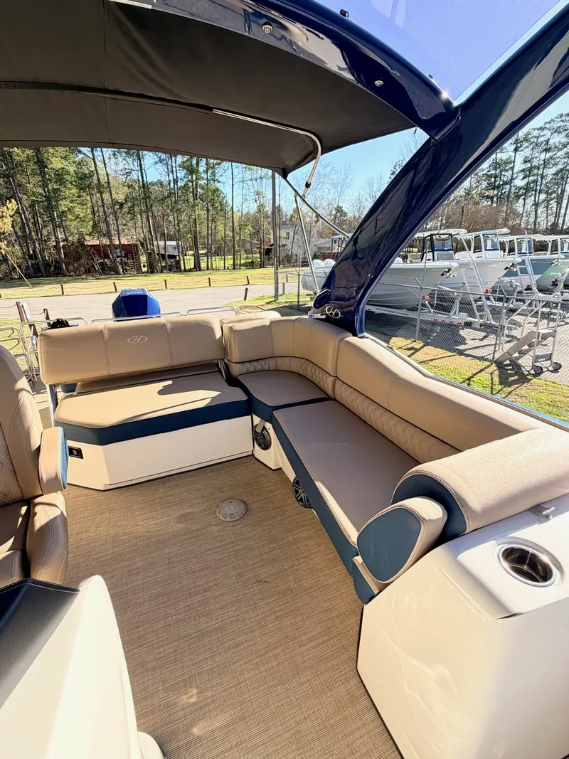 Slide: The Image of Harris Crowne S 250 2021 - 13