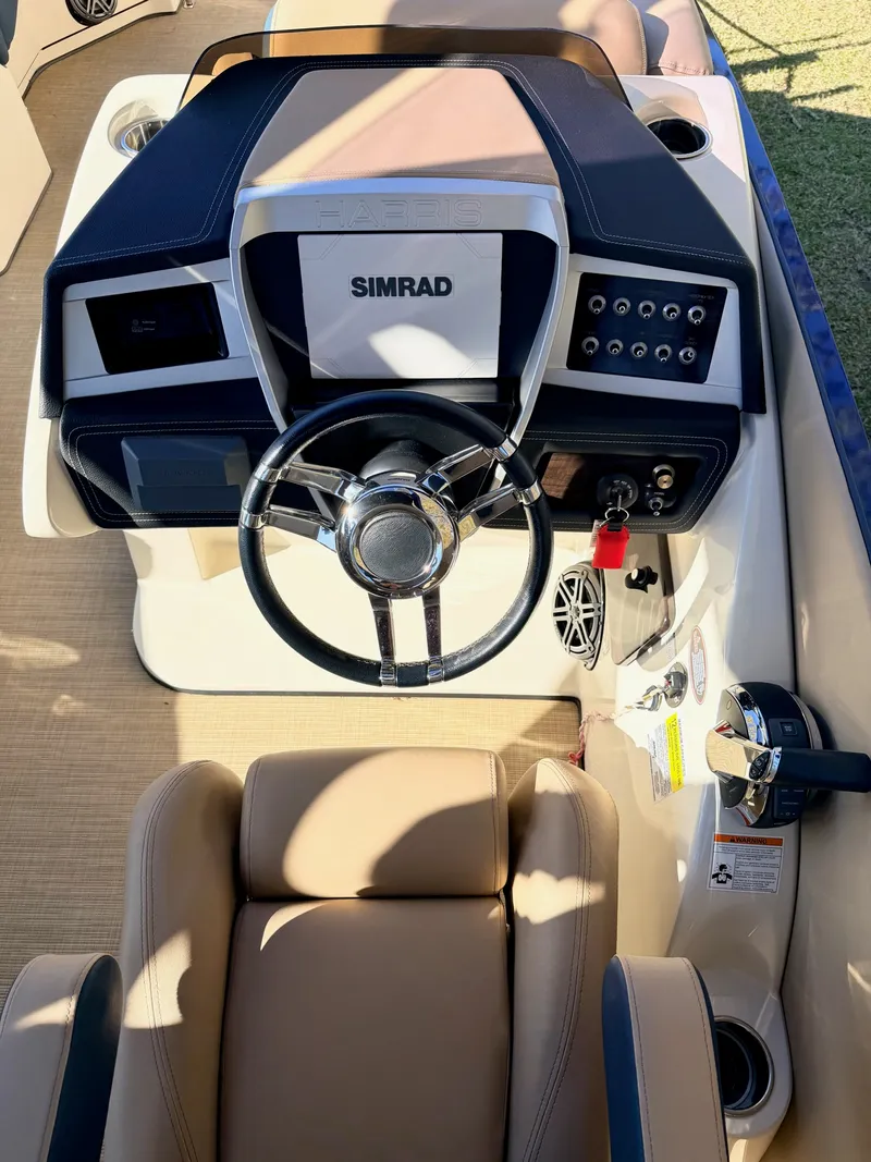 Slide: The Image of Harris Crowne S 250 2021 - 15