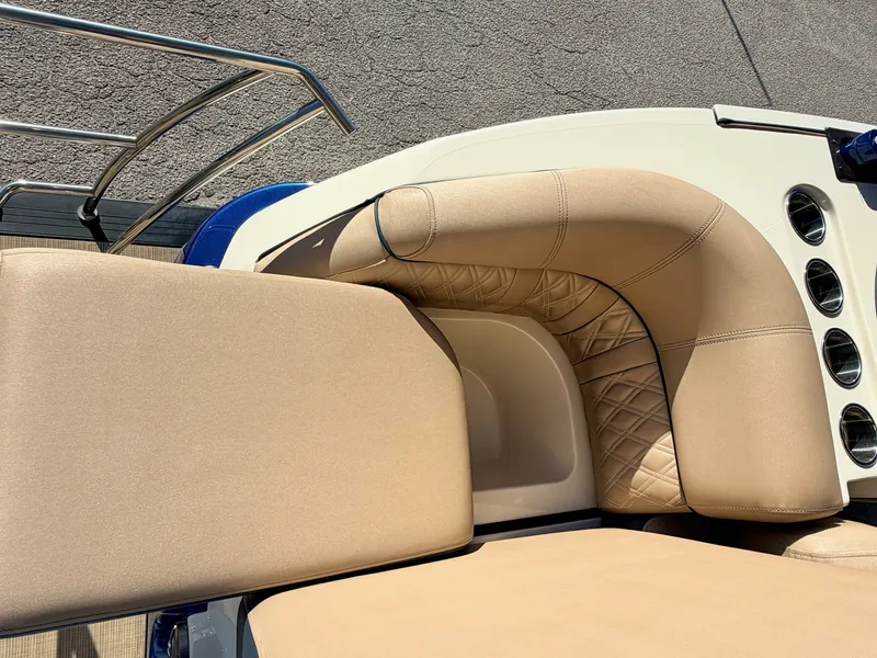 Slide: The Image of Harris Crowne S 250 2021 - 19