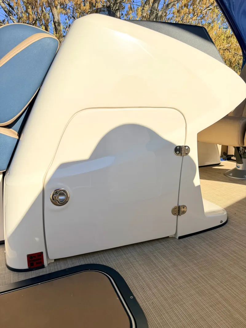 Slide: The Image of Harris Crowne S 250 2021 - 21