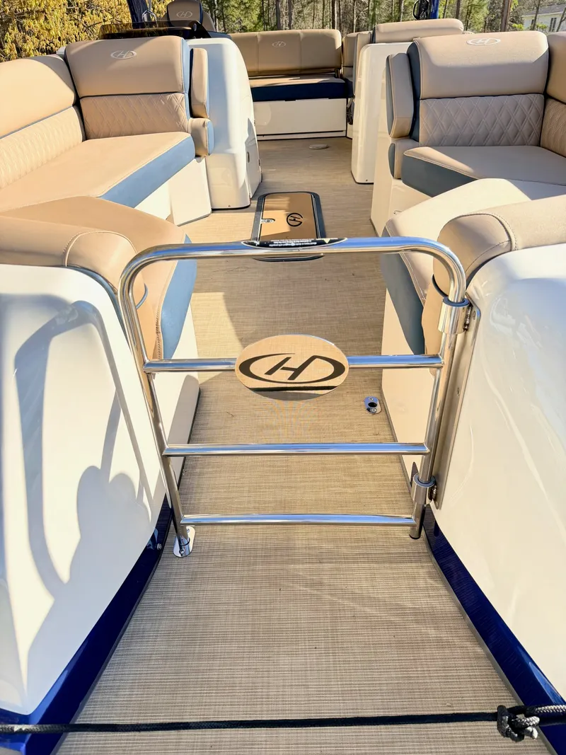 Slide: The Image of Harris Crowne S 250 2021 - 4