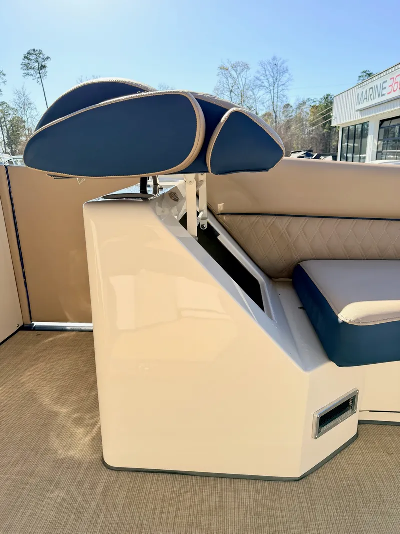 Slide: The Image of Harris Crowne S 250 2021 - 8