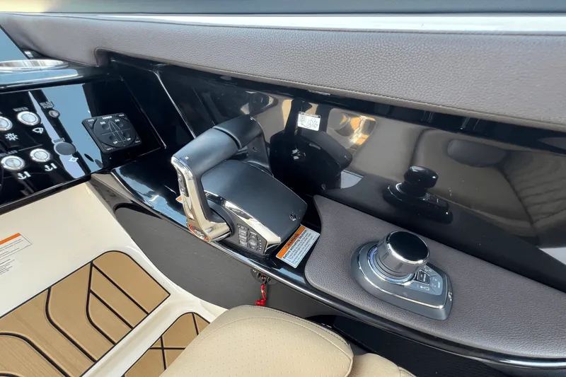 Slide: The Image of Sea Ray 280 SLX OUTBOARD 2024 - 39