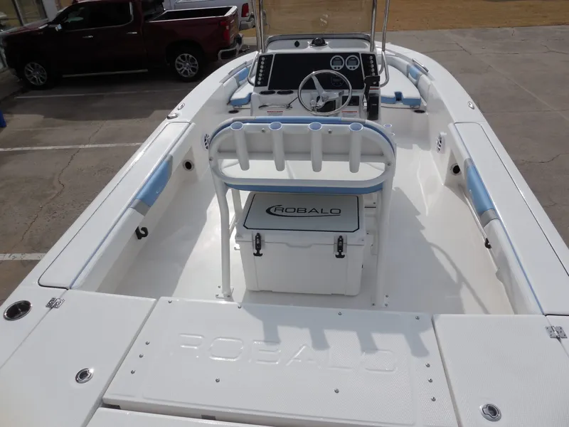 Slide: The Image of Robalo 226 Cayman 2026 - 6