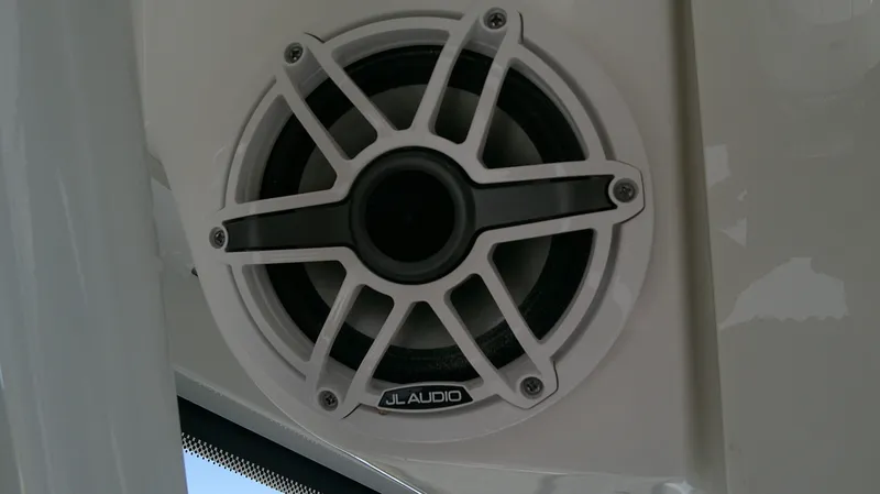 Slide: The Image of Robalo R266 Cayman 2026 - 11