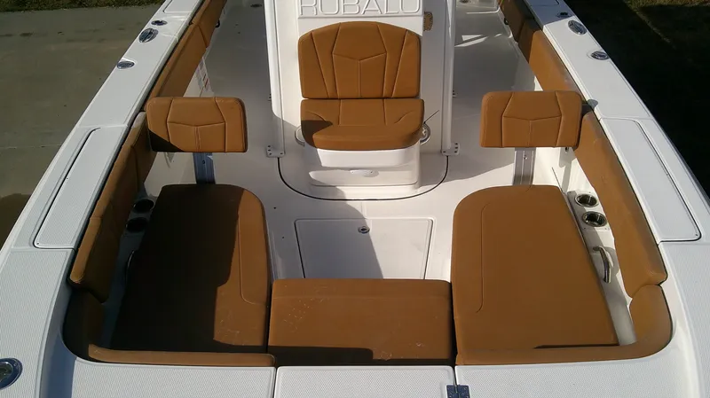 Slide: The Image of Robalo R266 Cayman 2026 - 15