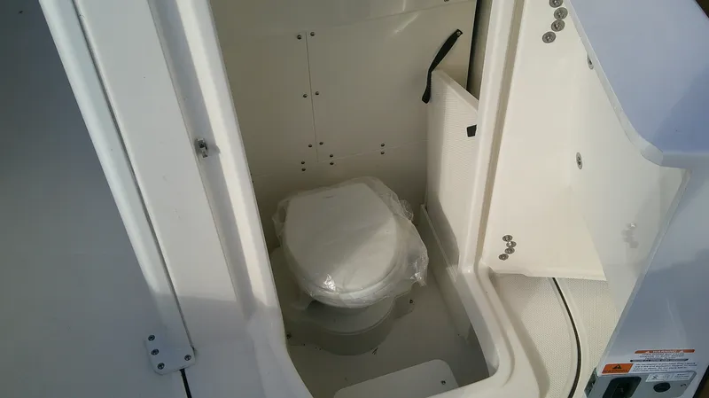 Slide: The Image of Robalo R266 Cayman 2026 - 16