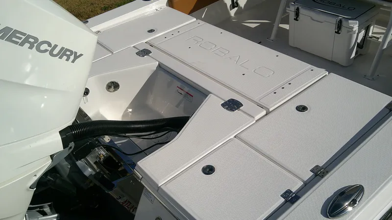 Slide: The Image of Robalo R266 Cayman 2026 - 5