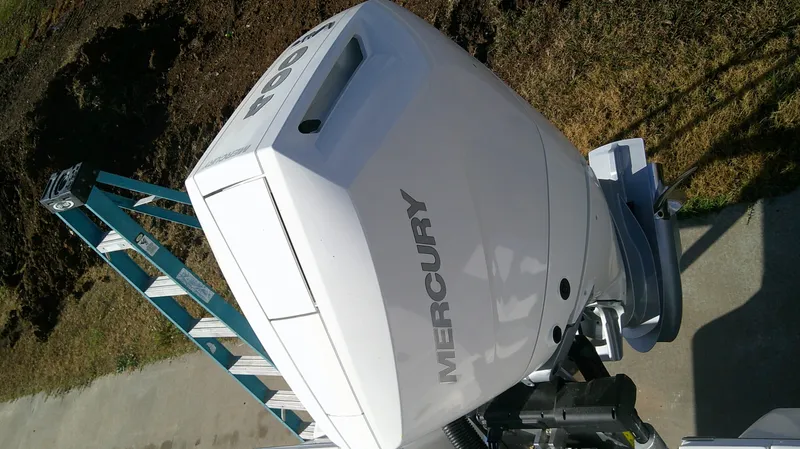 Slide: The Image of Robalo R266 Cayman 2026 - 6