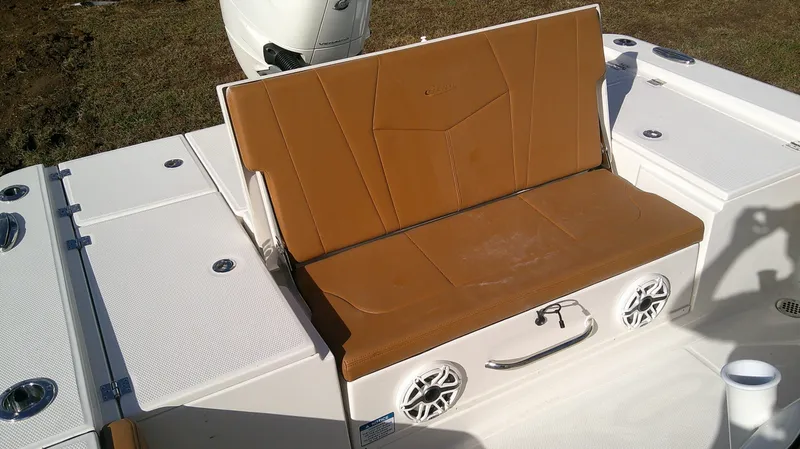 Slide: The Image of Robalo R266 Cayman 2026 - 7