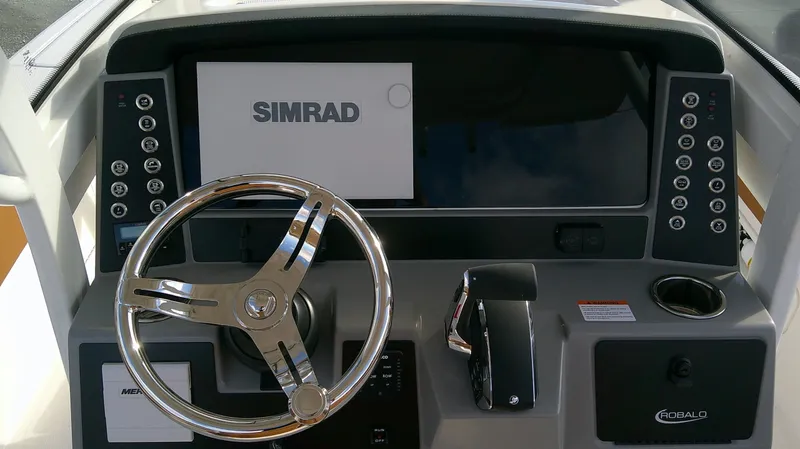 Slide: The Image of Robalo R266 Cayman 2026 - 9