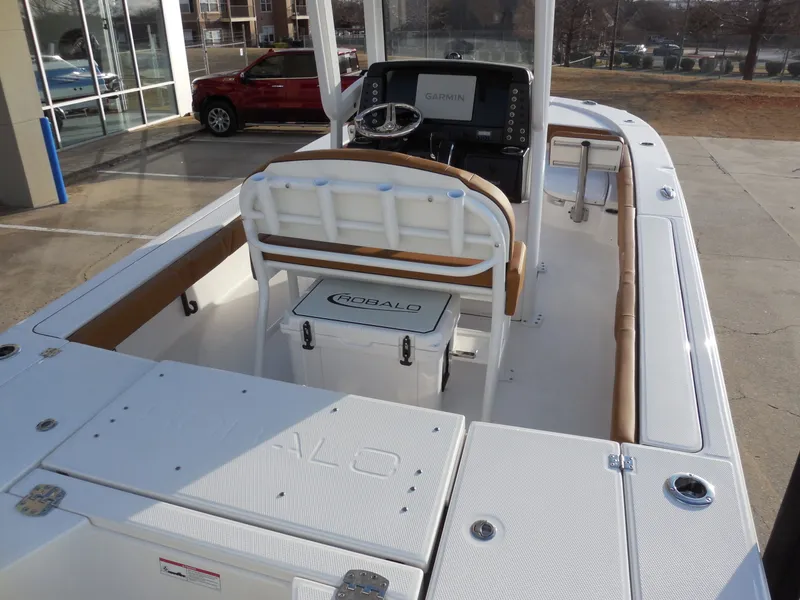 Slide: The Image of Robalo 246 Cayman 2026 - 5