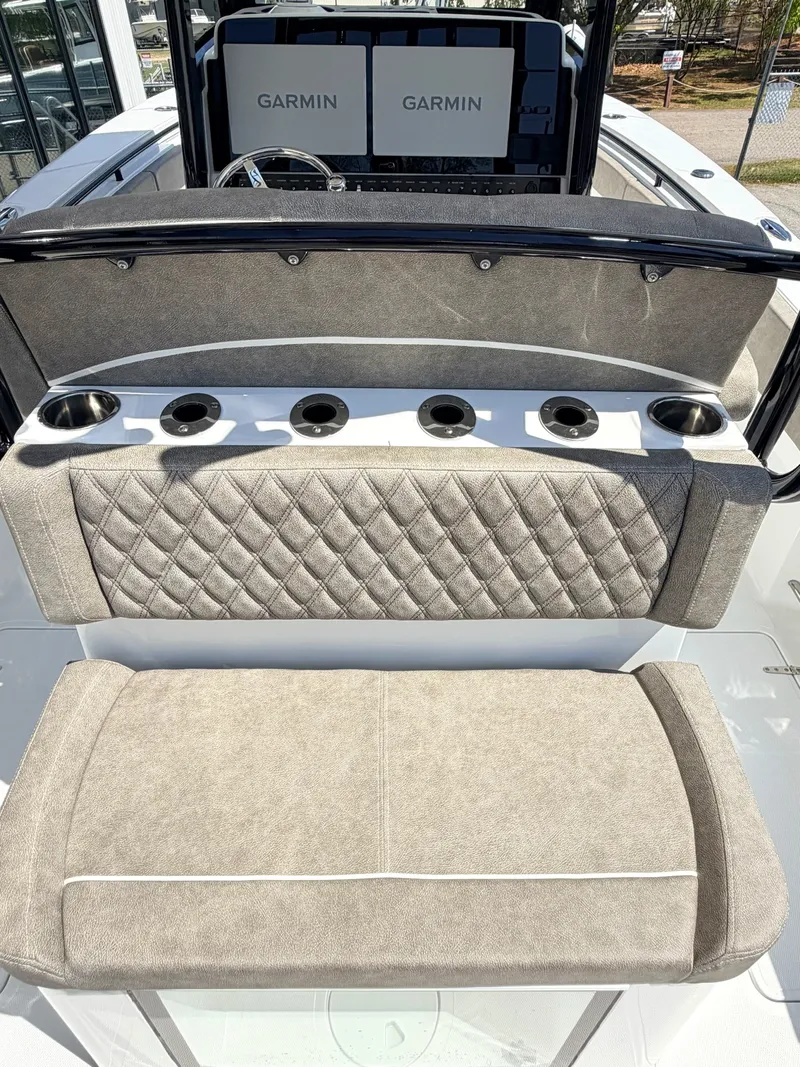 Slide: The Image of Sea Hunt Ultra 285 CB 2026 - 12