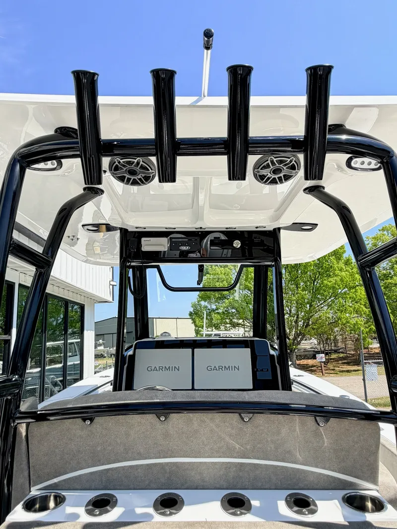 Slide: The Image of Sea Hunt Ultra 285 CB 2026 - 13