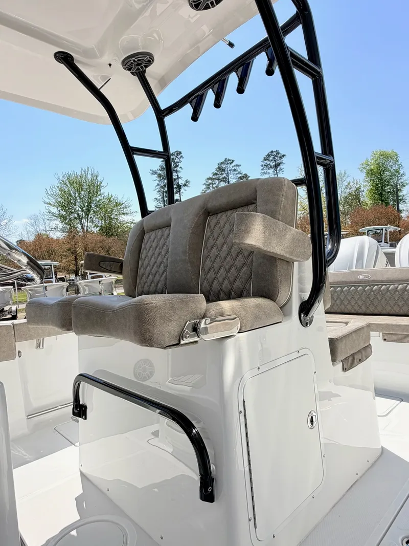 Slide: The Image of Sea Hunt Ultra 285 CB 2026 - 16