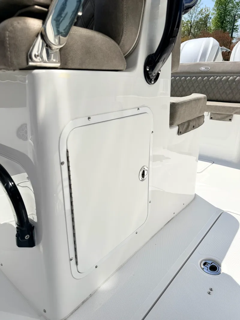 Slide: The Image of Sea Hunt Ultra 285 CB 2026 - 17