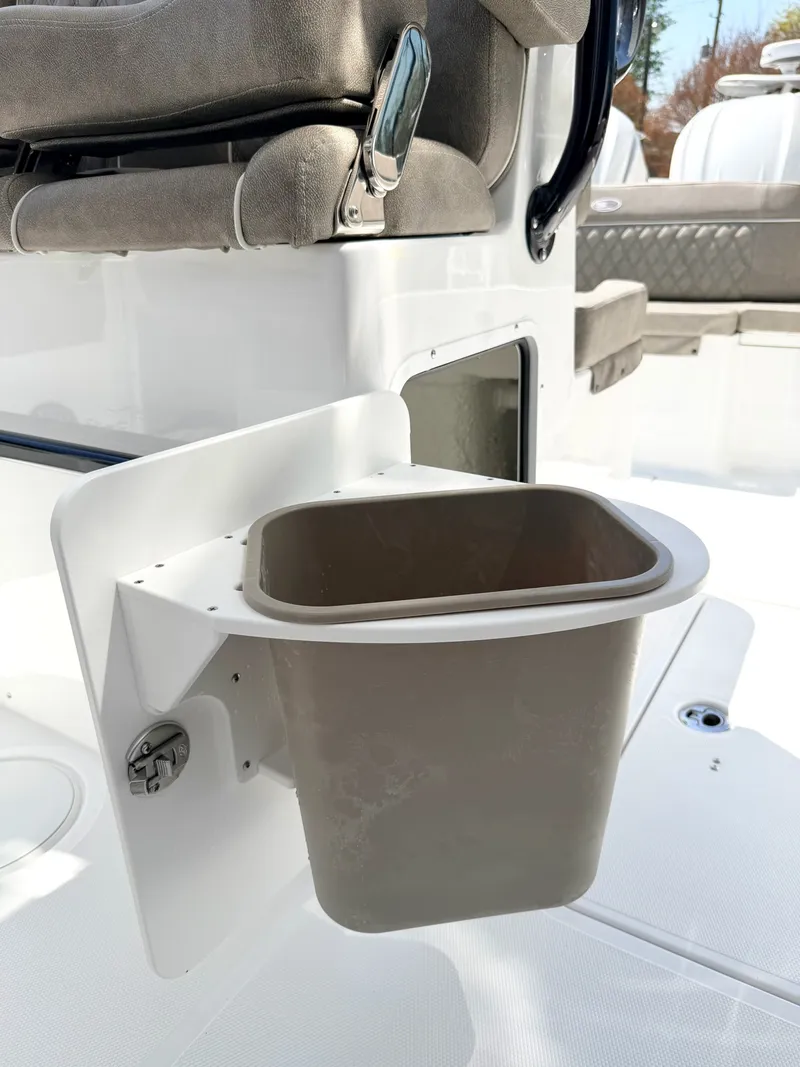 Slide: The Image of Sea Hunt Ultra 285 CB 2026 - 18