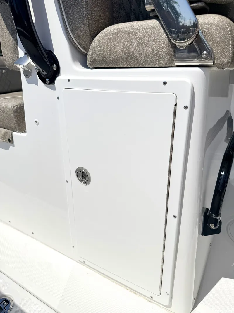 Slide: The Image of Sea Hunt Ultra 285 CB 2026 - 19