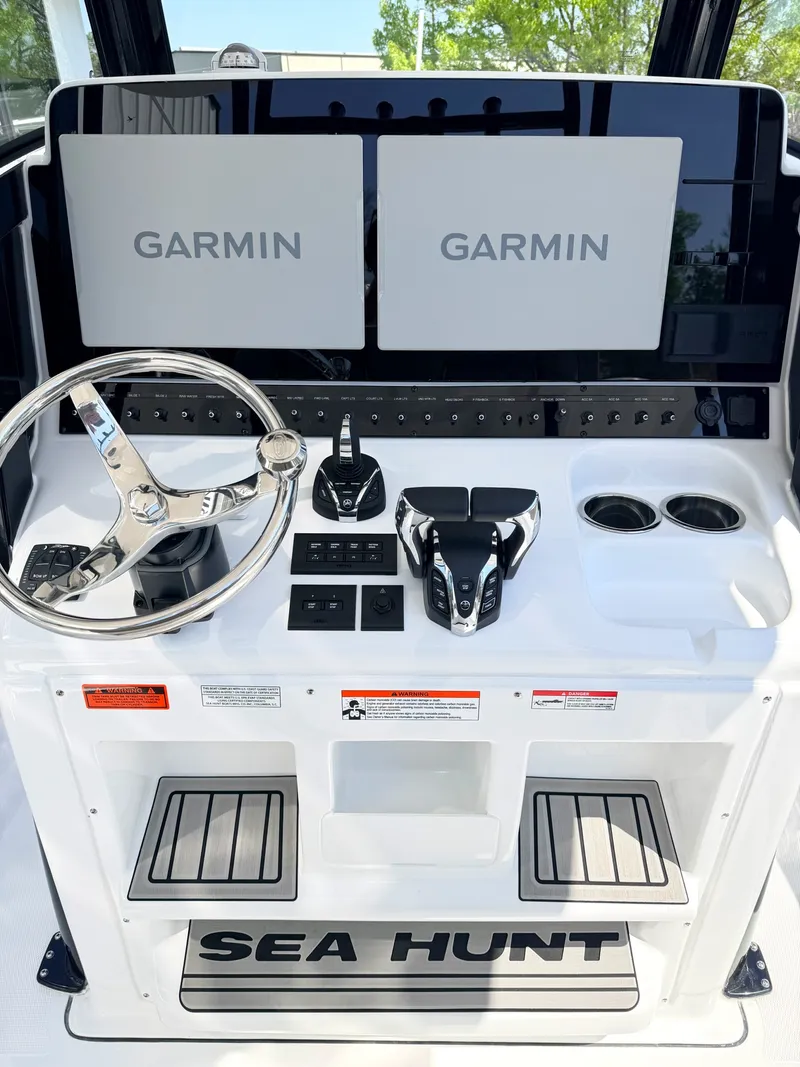 Slide: The Image of Sea Hunt Ultra 285 CB 2026 - 21