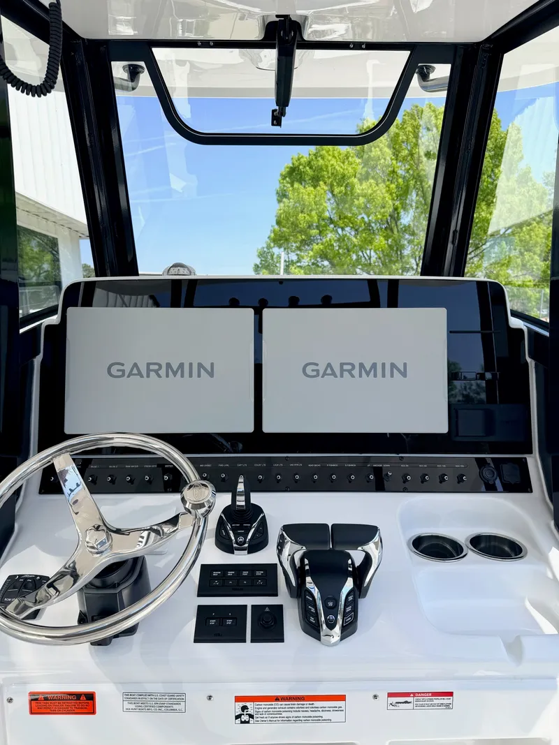 Slide: The Image of Sea Hunt Ultra 285 CB 2026 - 22