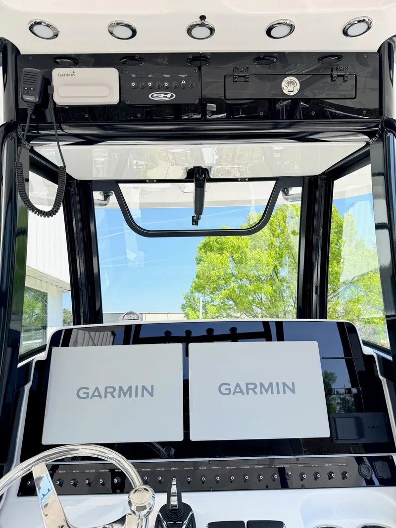 Slide: The Image of Sea Hunt Ultra 285 CB 2026 - 23