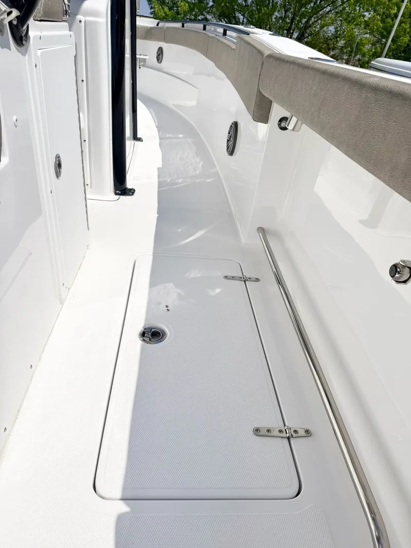 Slide: The Image of Sea Hunt Ultra 285 CB 2026 - 24