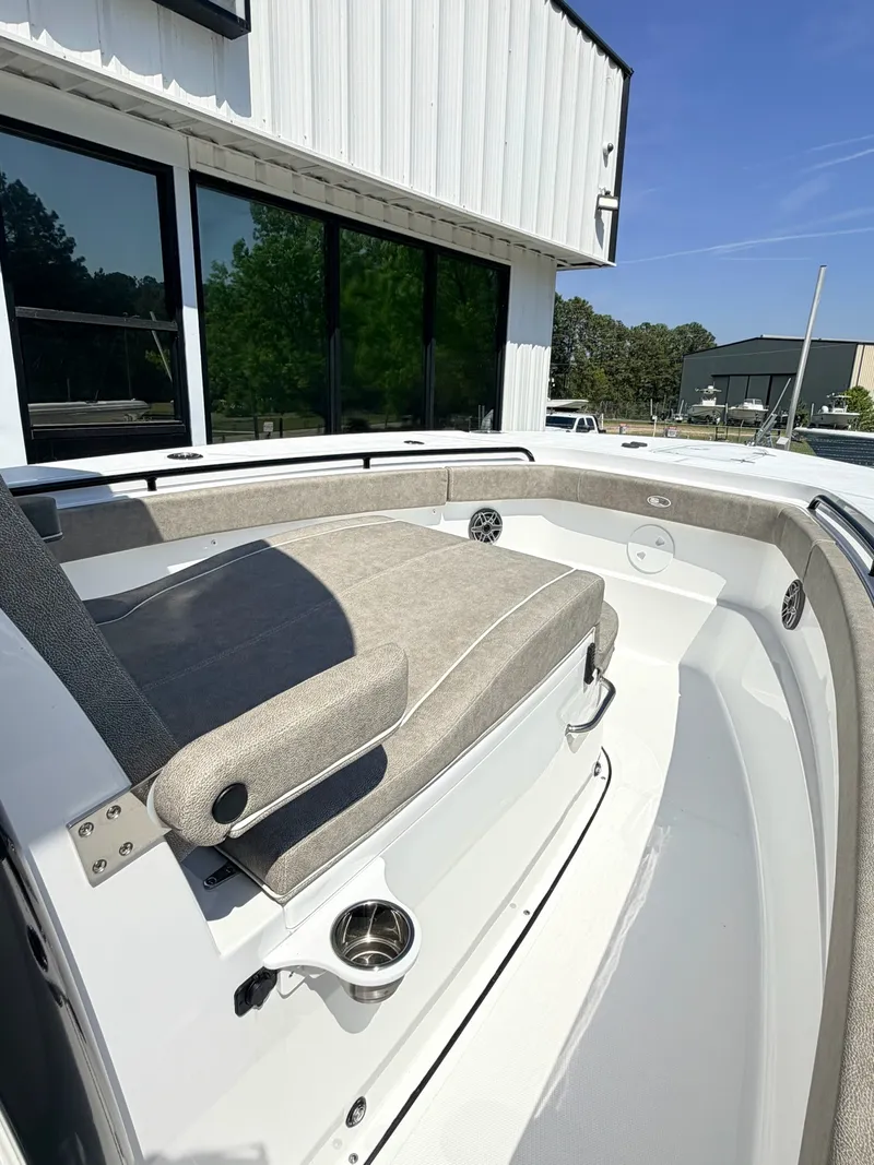 Slide: The Image of Sea Hunt Ultra 285 CB 2026 - 27