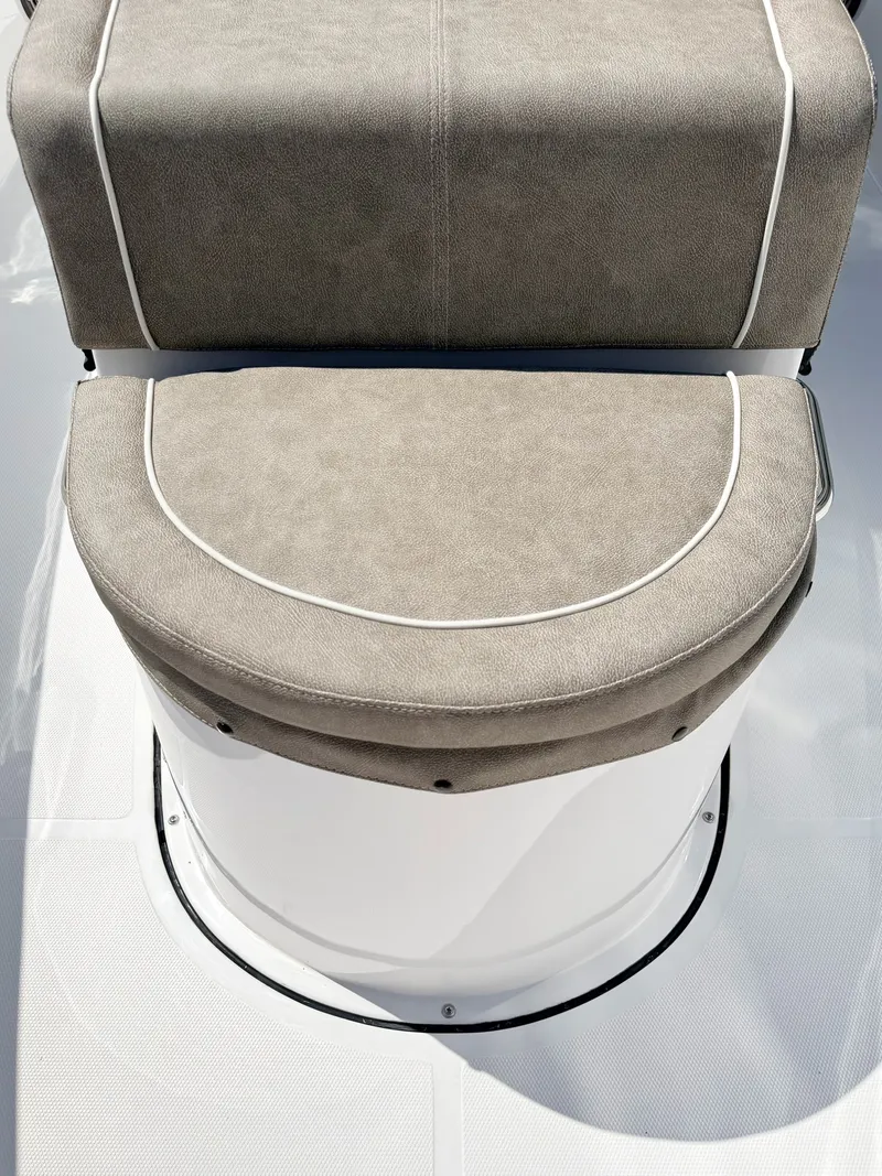 Slide: The Image of Sea Hunt Ultra 285 CB 2026 - 29