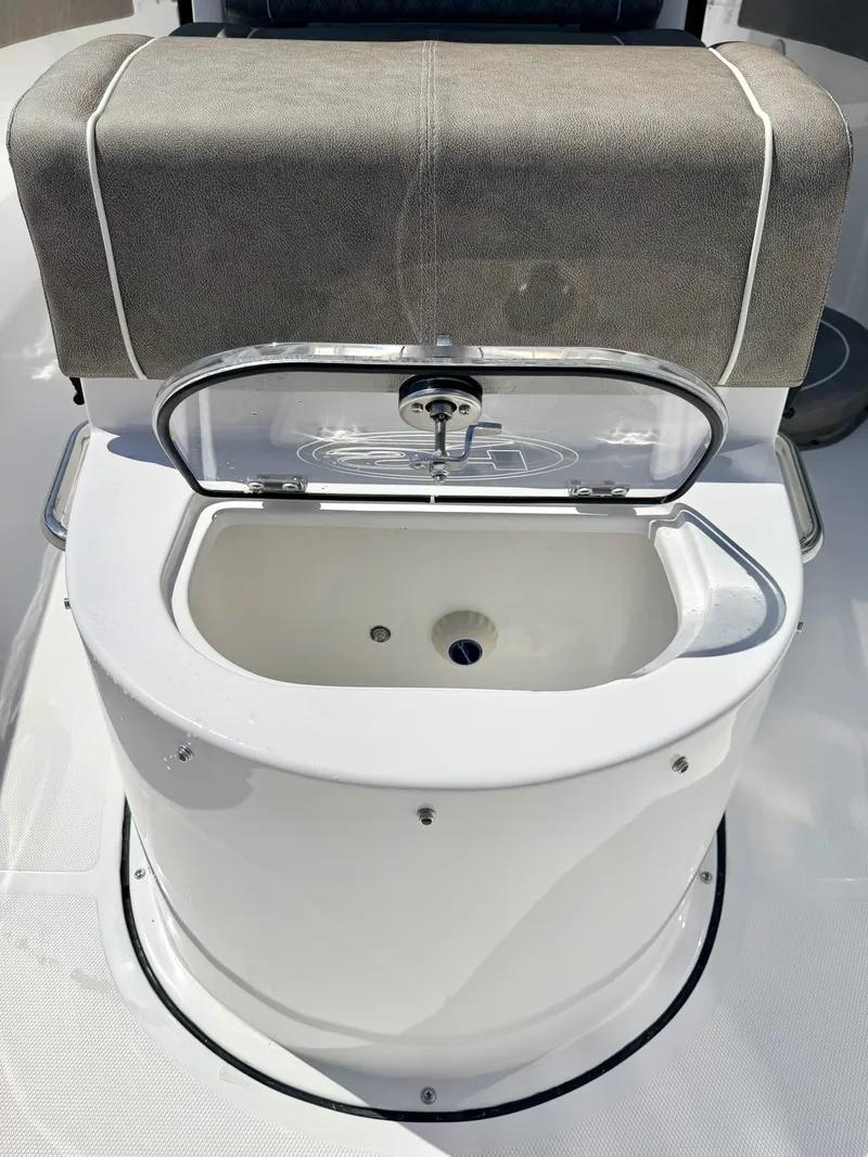 Slide: The Image of Sea Hunt Ultra 285 CB 2026 - 31