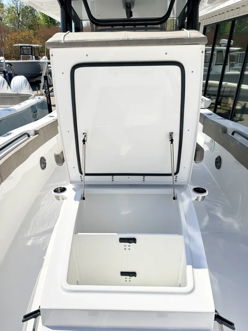 Slide: The Image of Sea Hunt Ultra 285 CB 2026 - 32