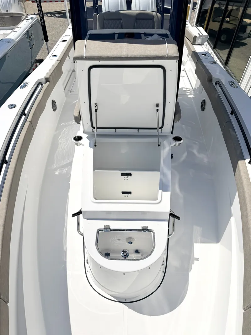 Slide: The Image of Sea Hunt Ultra 285 CB 2026 - 33