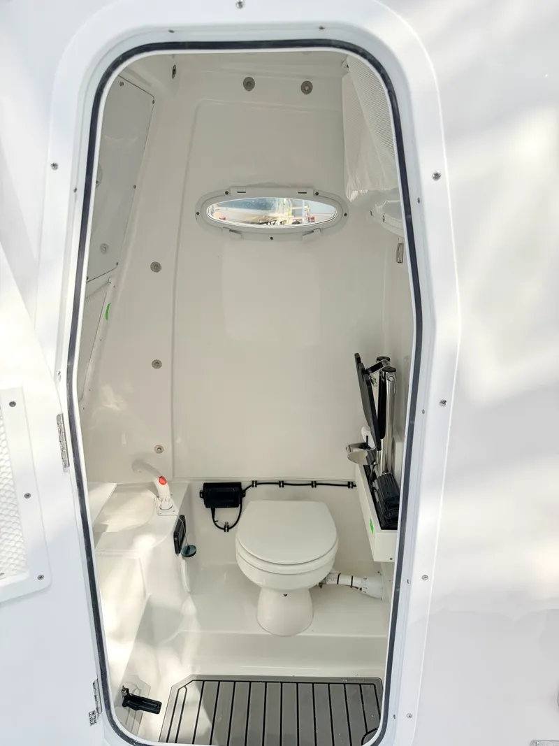 Slide: The Image of Sea Hunt Ultra 285 CB 2026 - 36