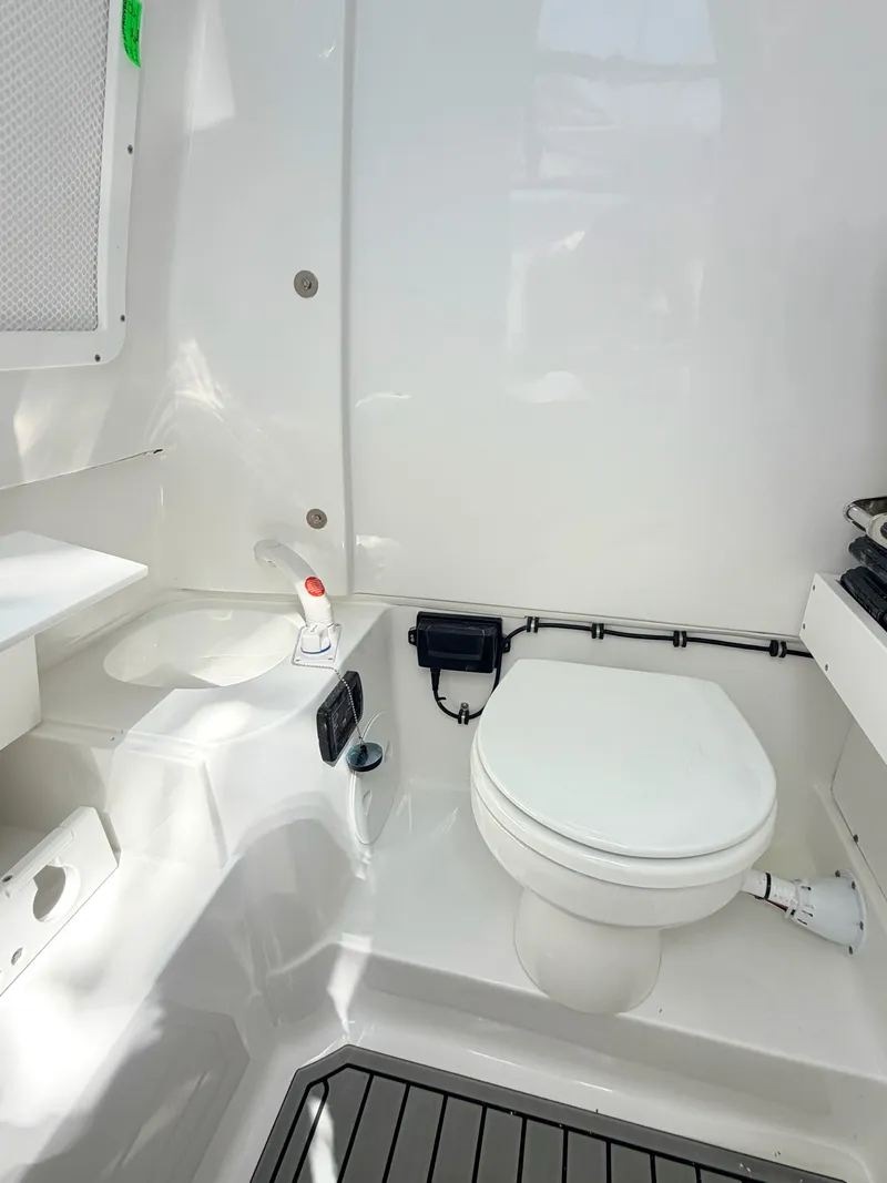 Slide: The Image of Sea Hunt Ultra 285 CB 2026 - 37