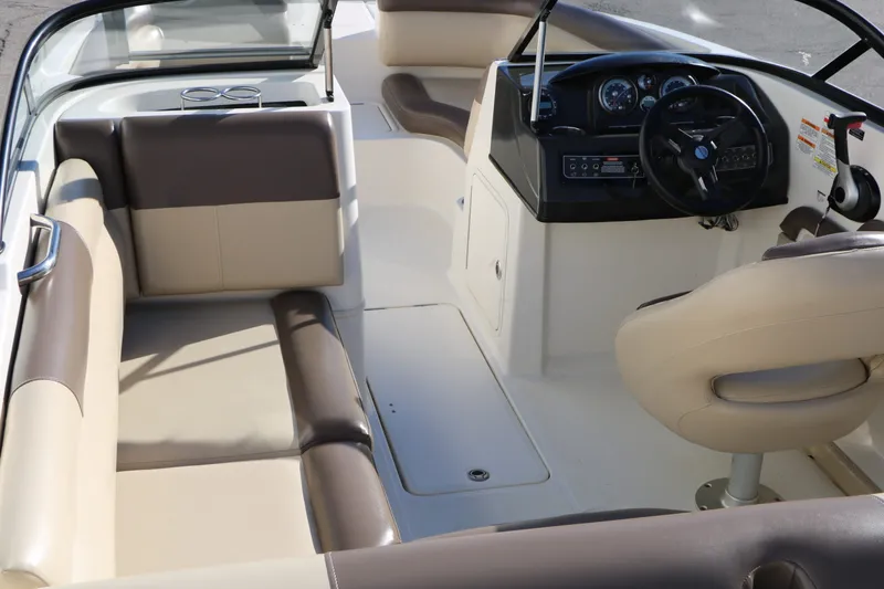 Slide: The Image of Bayliner 195 Deckboat 2017 - 10