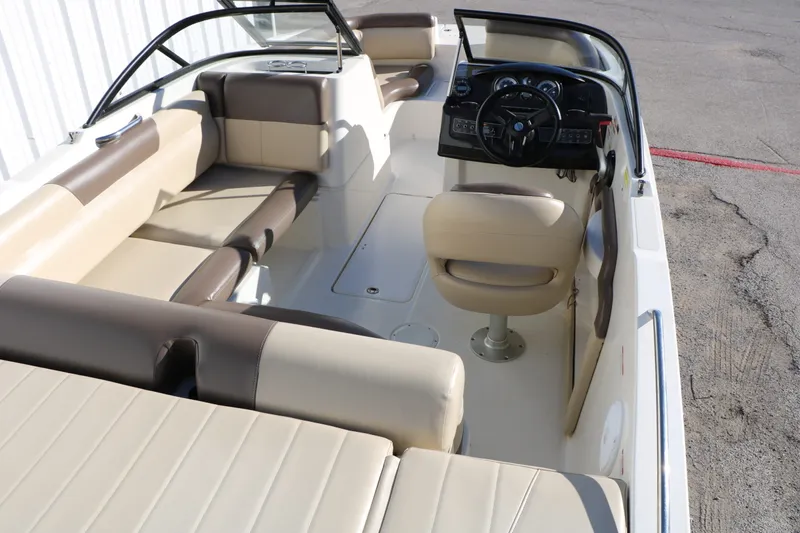 Slide: The Image of Bayliner 195 Deckboat 2017 - 12