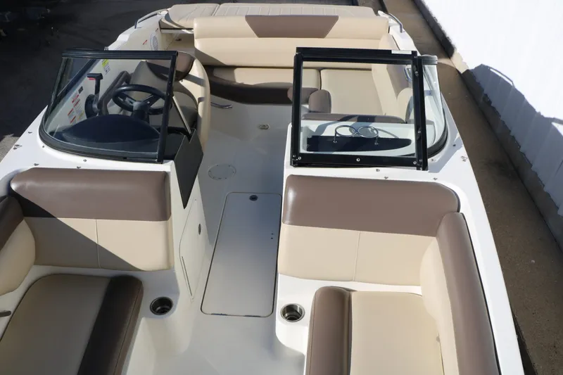 Slide: The Image of Bayliner 195 Deckboat 2017 - 13