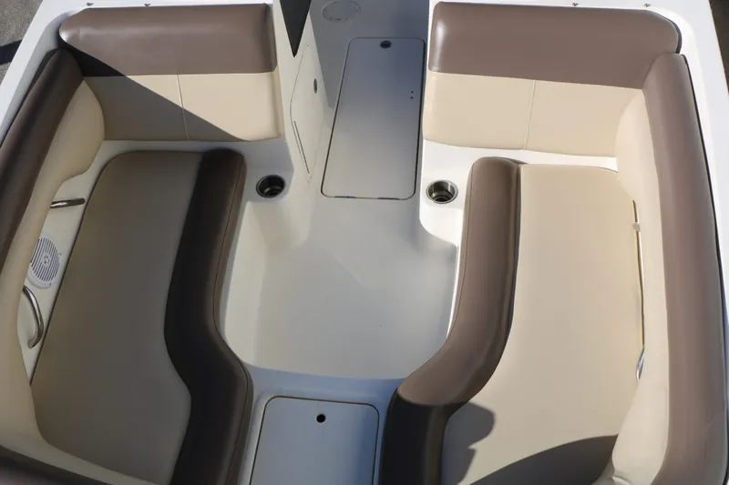 Slide: The Image of Bayliner 195 Deckboat 2017 - 14