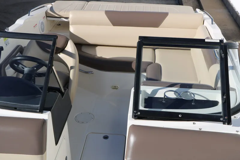 Slide: The Image of Bayliner 195 Deckboat 2017 - 15